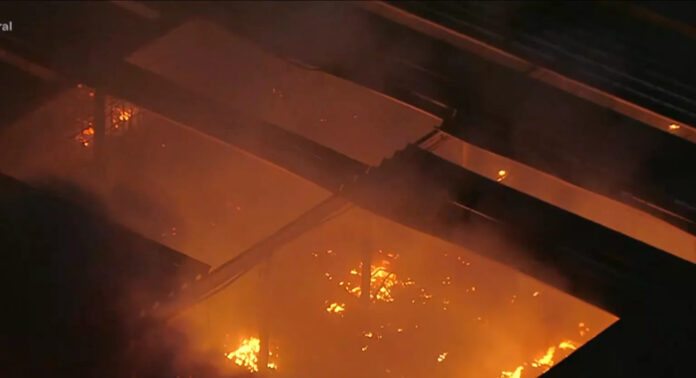 Incêndio de grandes proporções atinge empresa de logística em Barueri