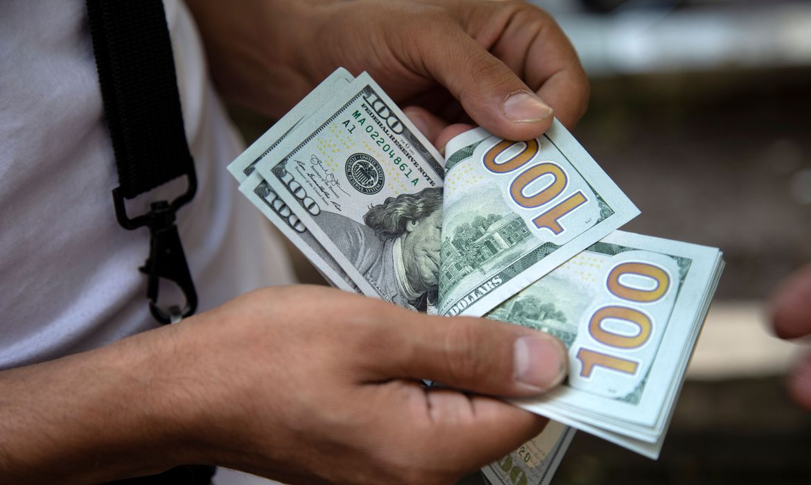 Dólar foi negociado abaixo de R$ 5 pela 1ª vez desde junho de 2020 - Foto: Reuters/Nazanin Tabatabaee