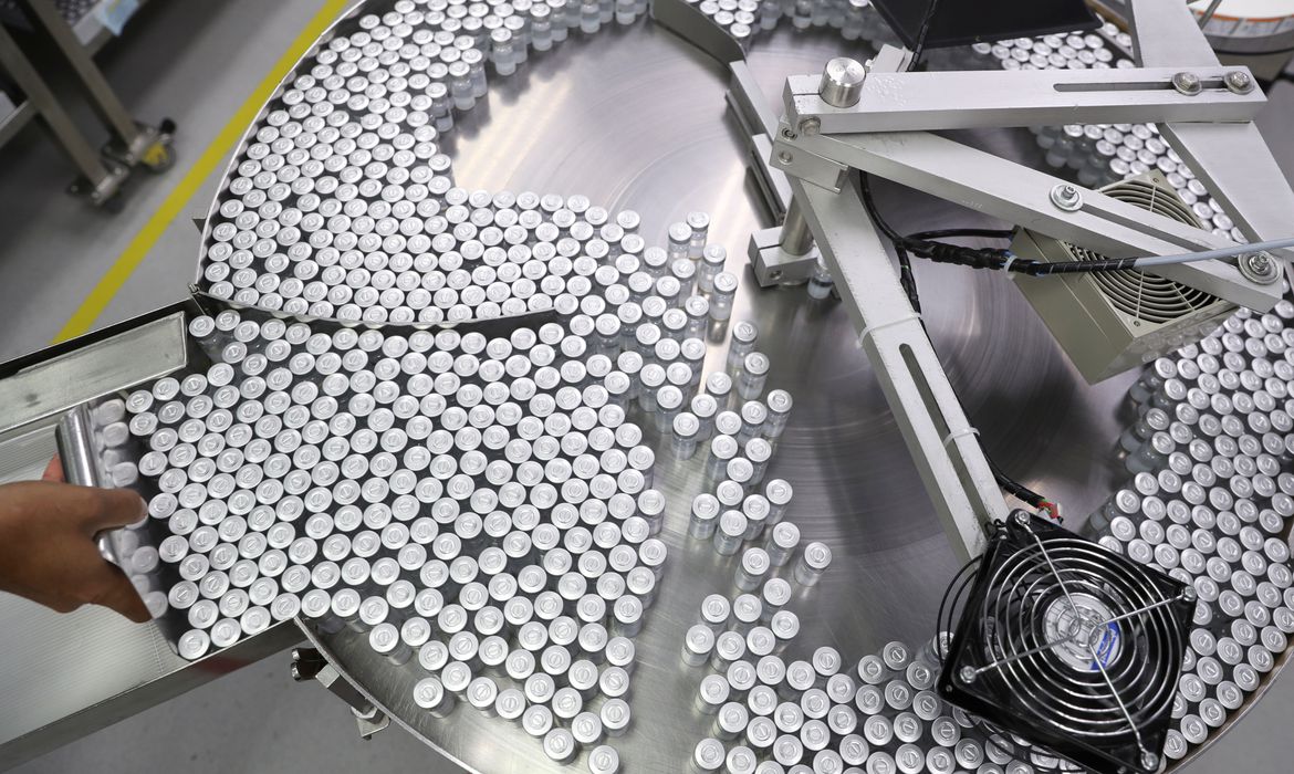 Butantan entrega 800 mil doses de vacinas contra a covid-19