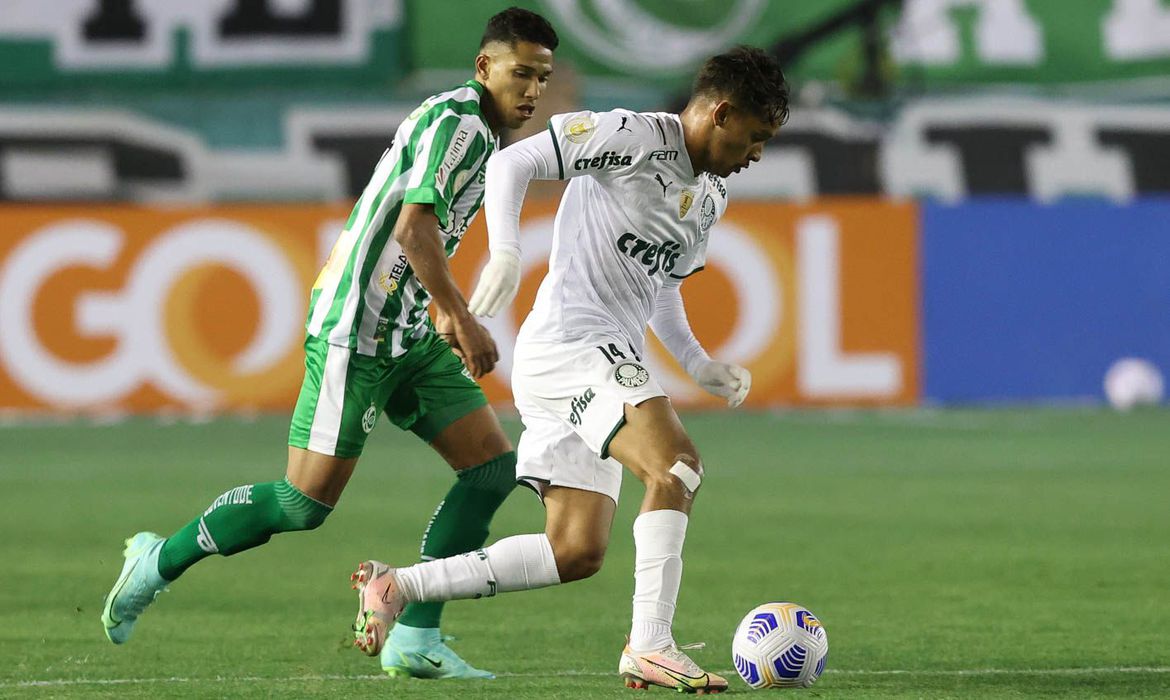 Atacante ficou um ano e seis meses fora, emprestado a clubes espanhóis